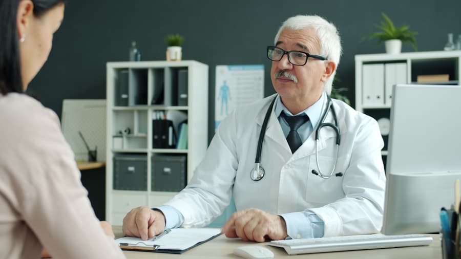 Profissional de saúde em consulta com um cliente